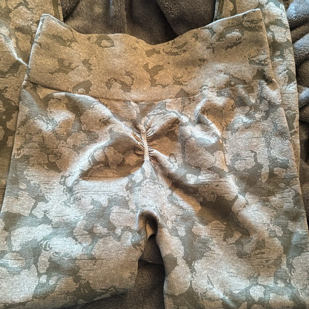 Gymshark Green Camo Leggings - Picture 5 of 6